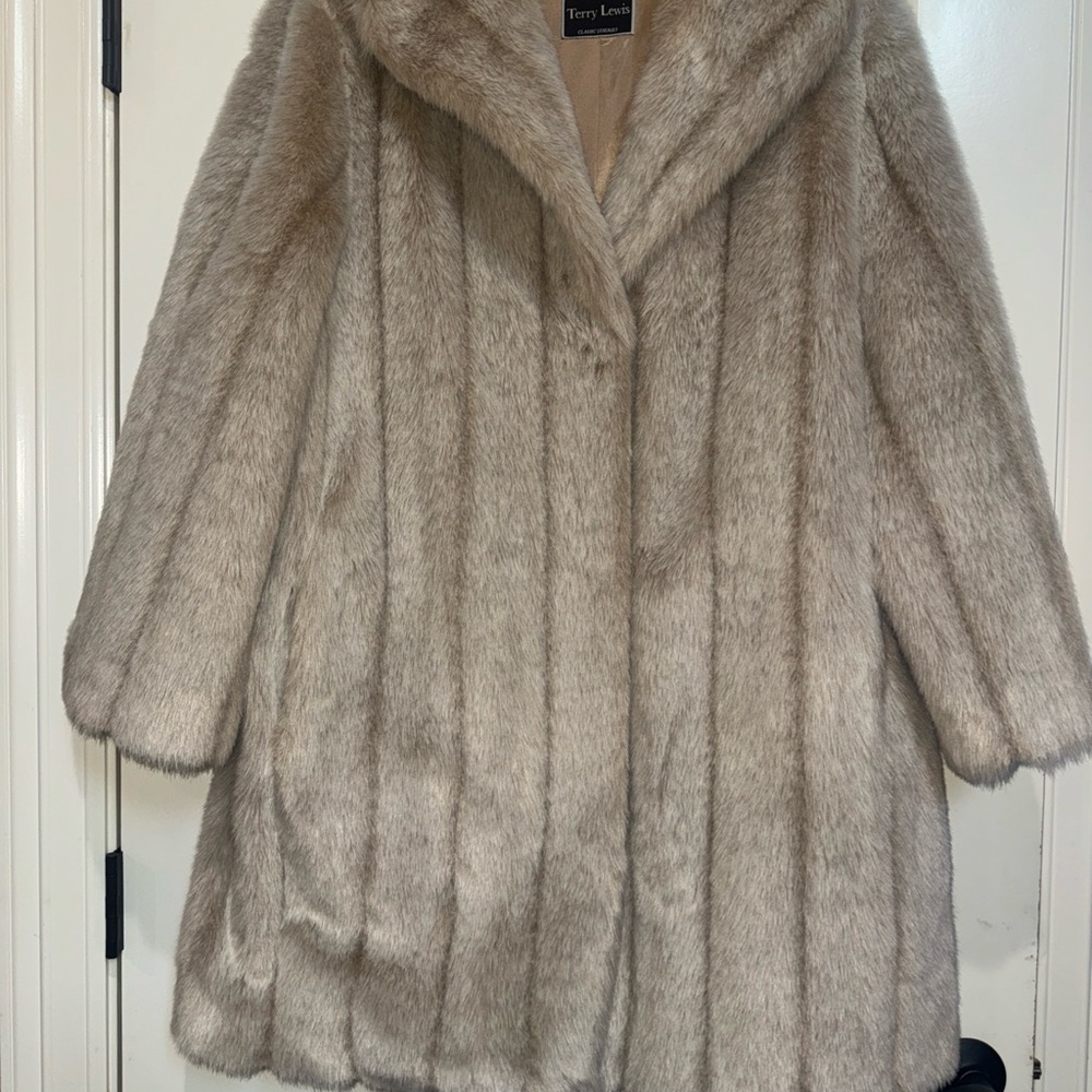 Terry Lewis Classic Luxuries Faux Shades of Beige Fur Coat Women Size Large 35”